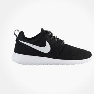 Black nike roshes